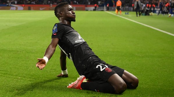 Środkowy pomocnik PSG skreślony przez nowego trenera, ma ofertę z Turcji