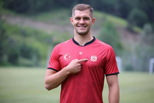 Karol Angielski odchodzi z Radomiaka i przenosi się do Turcji