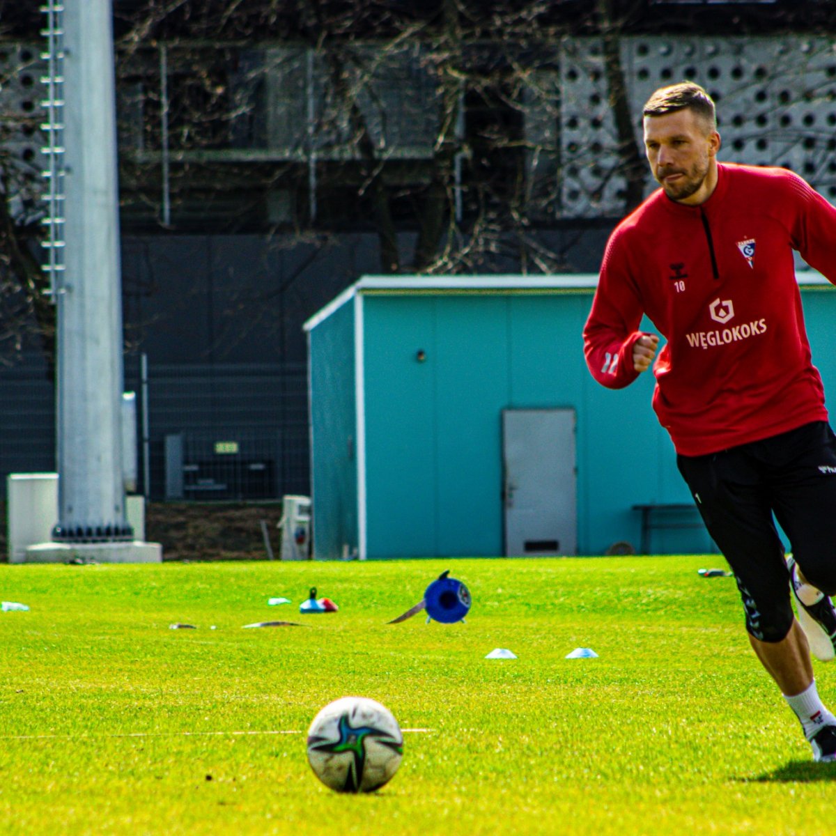On znowu to zrobił! Piękny gol Podolskiego (Wideo)