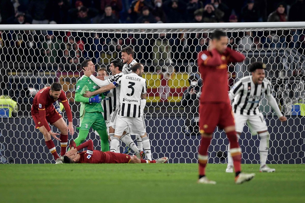 Serie A: Grad bramek w Rzymie! Szczęsny bohaterem Juventusu (Wideo)
