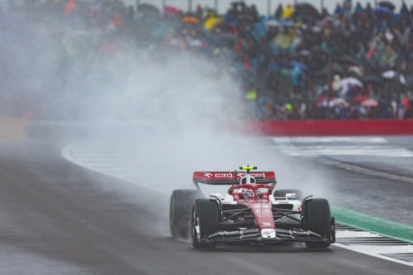 F1: Kraksa przerwała wyścig na Silverstone (Wideo)