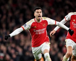 Premier League: Arsenal pokonuje w hicie Liverpool, asysta Kiwiora