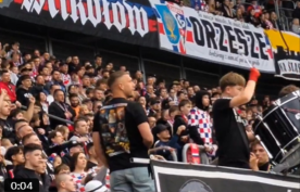 Podolski w sektorze najbardziej zagorzałych kibiców Górnika Zabrze. Prowadził doping [WIDEO]