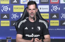 Trener Legii Warszawa przejechał się po swoich piłkarzach po porażce. "Każdy latał, gdzie chciał"