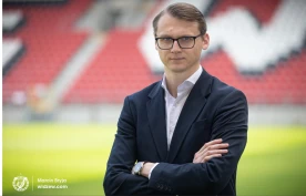 Prezes Widzewa Łódź uderzył pięścią w stół. Jest komunikat. Pilny powrót trenera do Polski