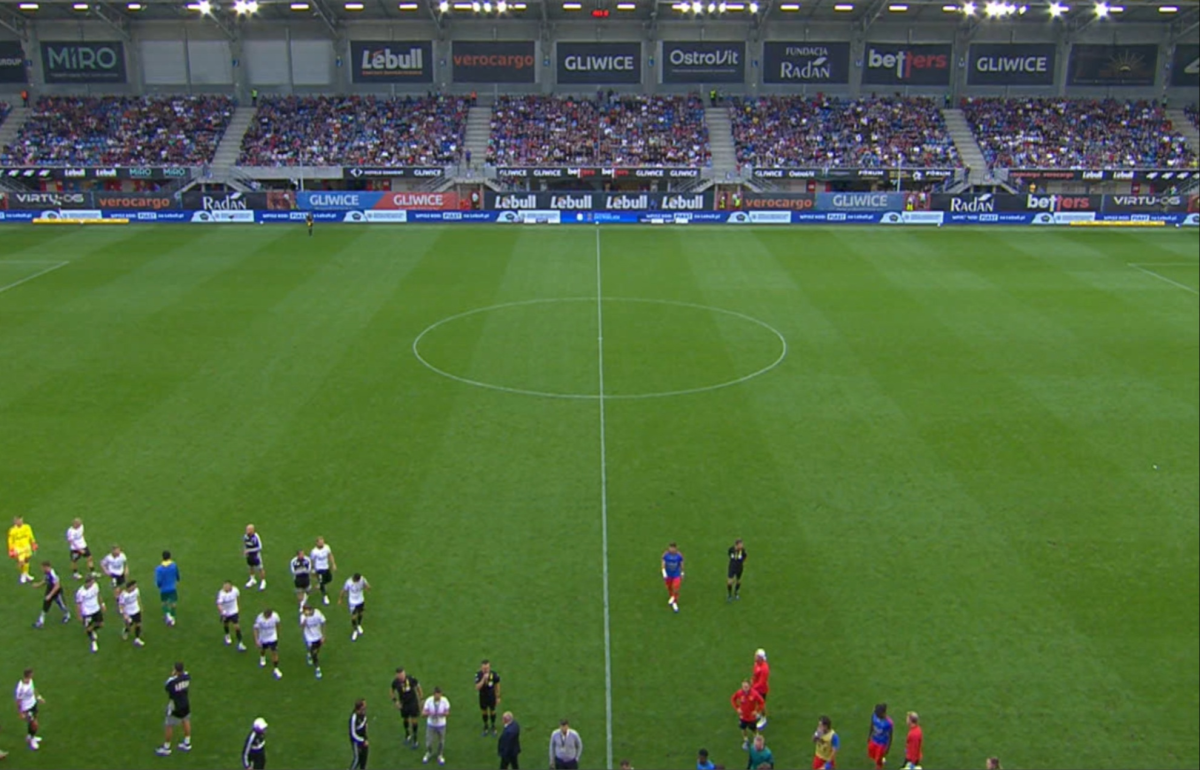 Przerwany mecz Piast Gliwice - Legia Warszawa. Kibic reanimowany na trybunach