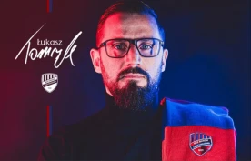 Raków Częstochowa przedstawił sztab szkoleniowy. Trzech asystentów. Kto będzie pomagał Łukaszowi Tomczykowi?