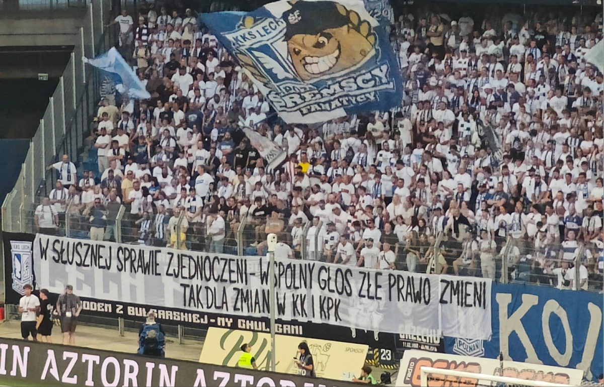 Kibice Lecha Poznań na meczu z Cracovią wywiesili polityczny transparent. Oto co napisali [ZDJĘCIE]