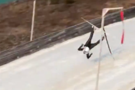 Koszmarny upadek włoskiego skoczka w Vikersund. Zawinił sprzęt?