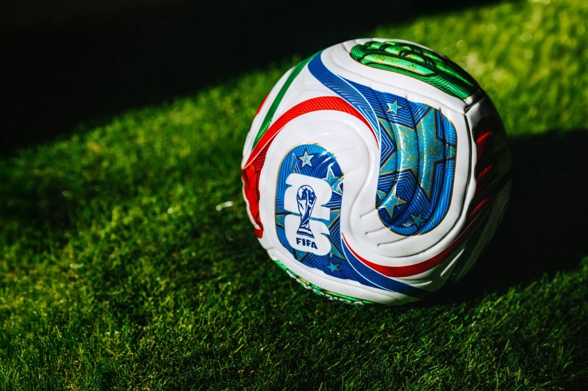 Adidas przedstawił piłkę „Trionda” na półfinały i wielki finał MŚ 2026
