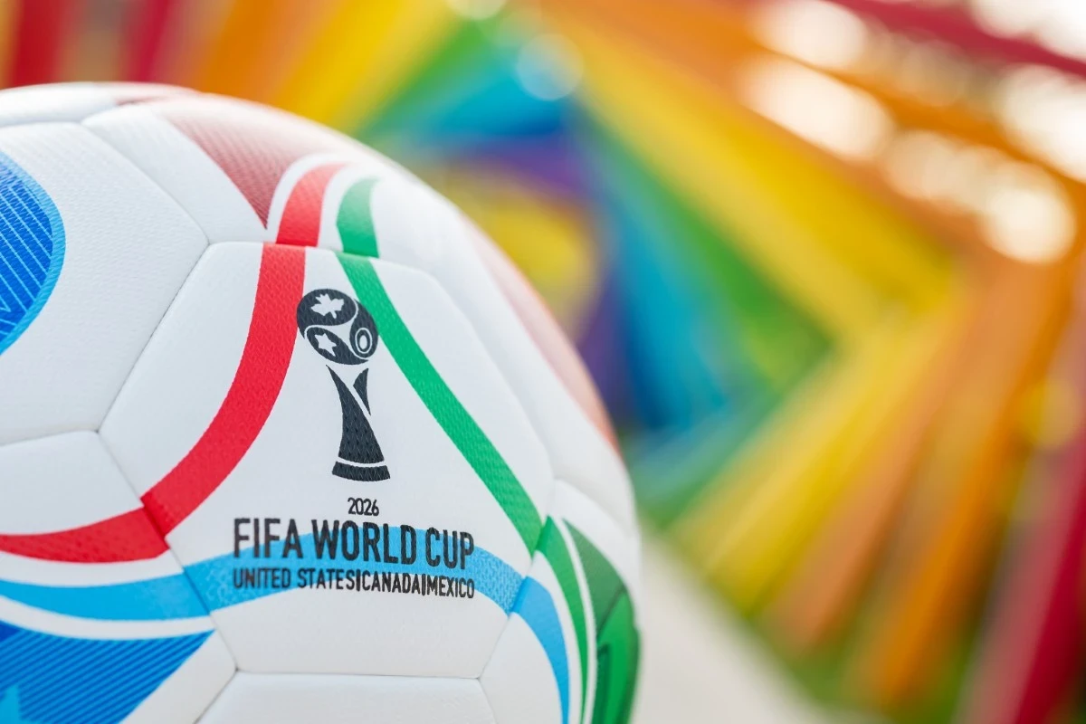 Piłka, którą Maradona zdobył bramkę „ręką boga” i „gola stulecia” trafi na aukcję. Kwota osiągnie 10 milionów USD?!